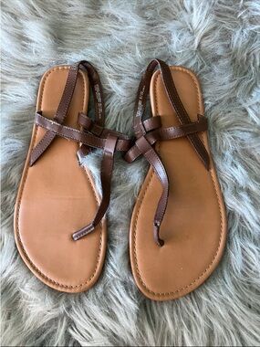 Time and Tru Brown Strappy Toe-Loop Sandals